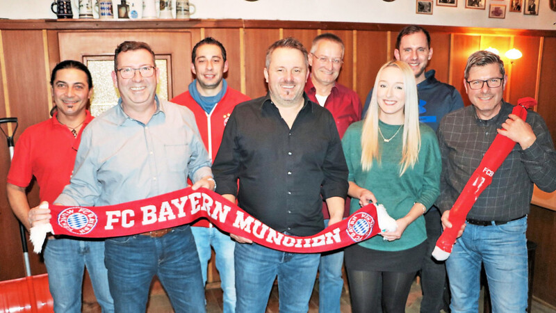 Die Fahnen des FC Bayern in Mainburg hochhalten werden in den kommenden beiden Jahren der neue Fanclub-Vorsitzende Sven Kretschmar und sein Stellvertreter Joe Ruhfaß (vorne, v. l.). Corinna Berger und Tom Gruber (rechts symbolisch mit Sparstrumpf) halten die Finanzen zusammen. Im Hintergrund die weiteren Vorstandsmitglieder.