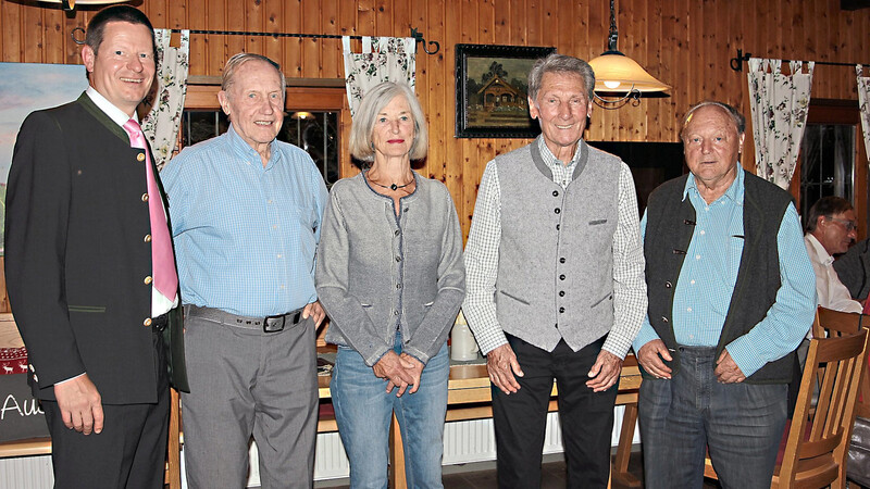 Treue Mitglieder des Alpenvereins ehrte der scheidende Vorsitzende Ralf Lutzenburger (links).