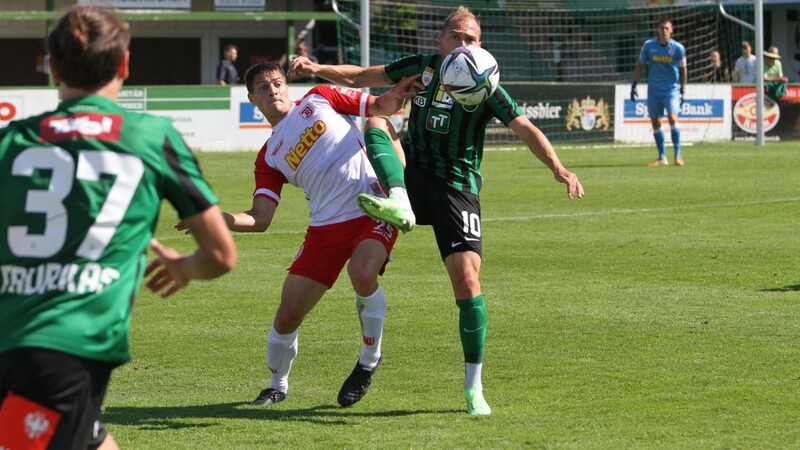 Das Regensburger Eigengewächs Björn Zempelin (M.) kämpft mit einem Spieler des FC Wacker Innsbruck um den Ball.