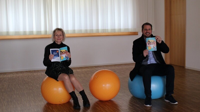 Vhs-Leiterin Marion Zimmermann und Bürgermeister Mathias Kohlmayer präsentieren das neue Programm der Volkshochschule.