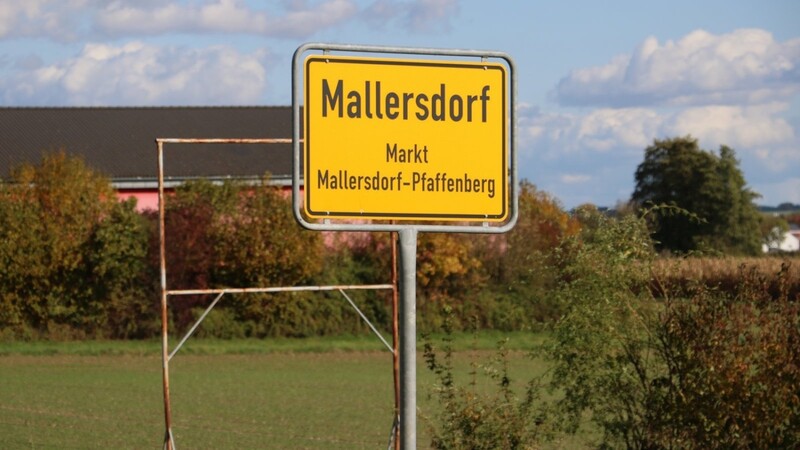 Der Bau- und Umweltausschuss des Marktes Mallersdorf-Pfaffenberg machte sich ein Bild von Straßenschäden, um über die Dringlichkeit zu entscheiden.