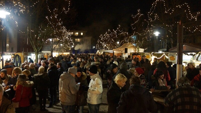 Beim Schein des Lagerfeuers, dem Duft der vielen Öfen und bei einer Tasse Glühwein hielten es die Besucher am Samstagabend lange am Nikolausmarkt aus.