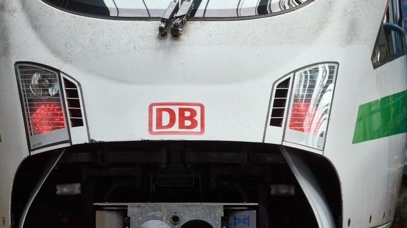 Am Mittwoch soll es bei der Deutschen Bahn wieder weitgehend normal laufen. (Symbolbild)