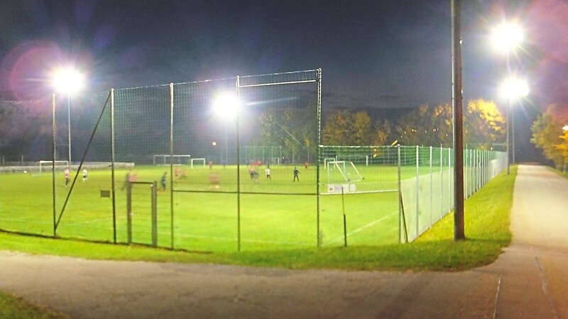 Die neue Flutlicht-Anlage sorgt für Licht auf dem Fußball-Trainingsplatz und auf der Beachvolleyball-Anlage des TSV Metten.