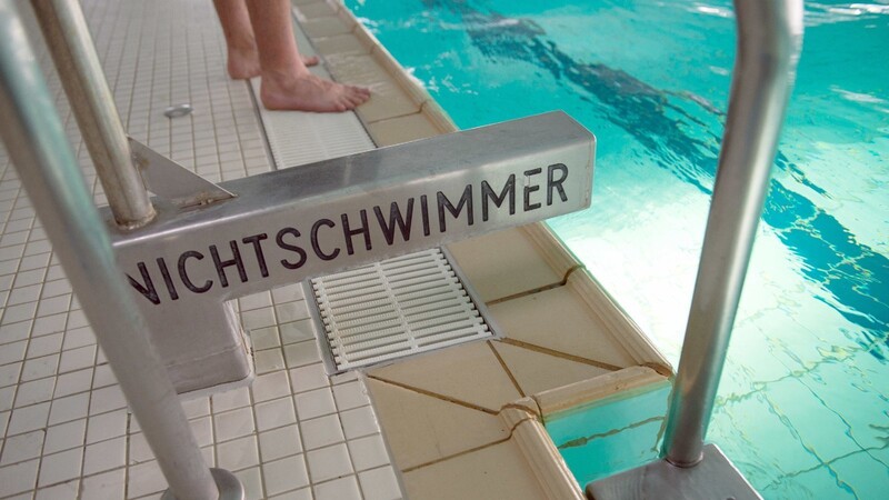 Drei Mädchen sind in einem Regensburger Bad beim Schwimmunterricht von einem Exhibitionisten belästigt worden. (Symbolbild)