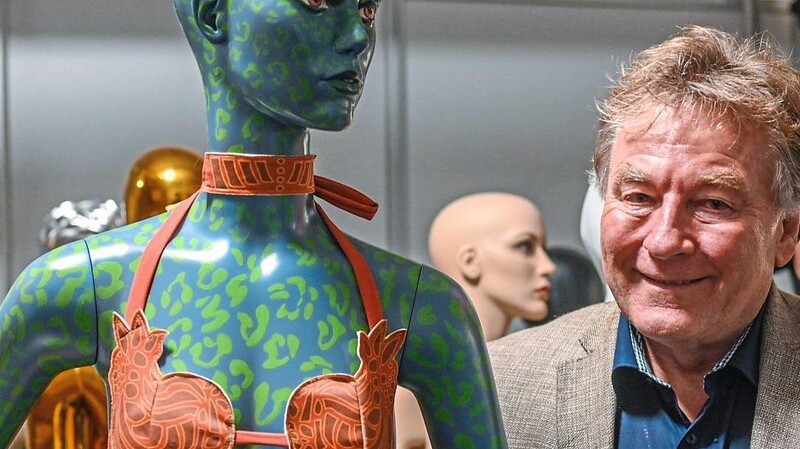 Alexander Ruscheinsky, Regensburger Unternehmer, steht neben einer Avatar-Puppe mit einem Bikini.