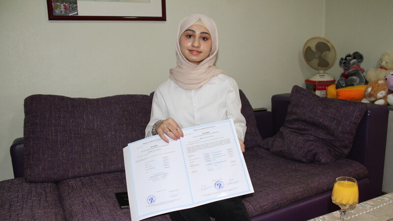 Die junge Syrerin Namat Alsarakbi ist stolz auf ihr sehr gutes Abschlusszeugnis.