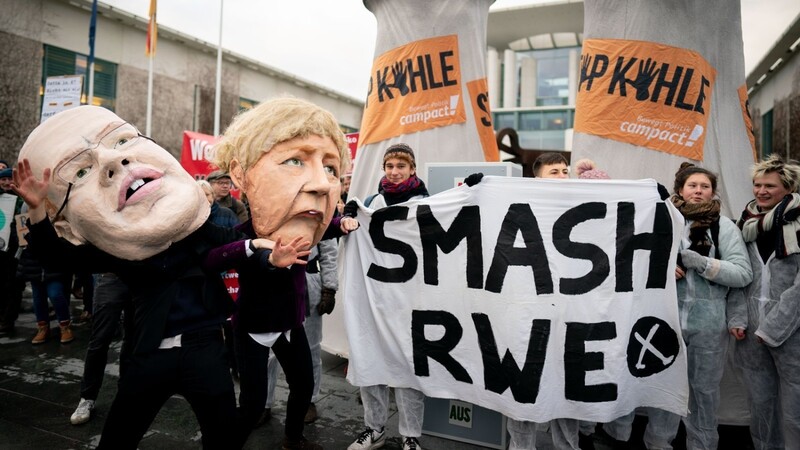 Aktivisten protestieren vor dem Kanzleramt gegen das Gesetz zum Kohleausstieg. Sie fordern Nachbesserungen