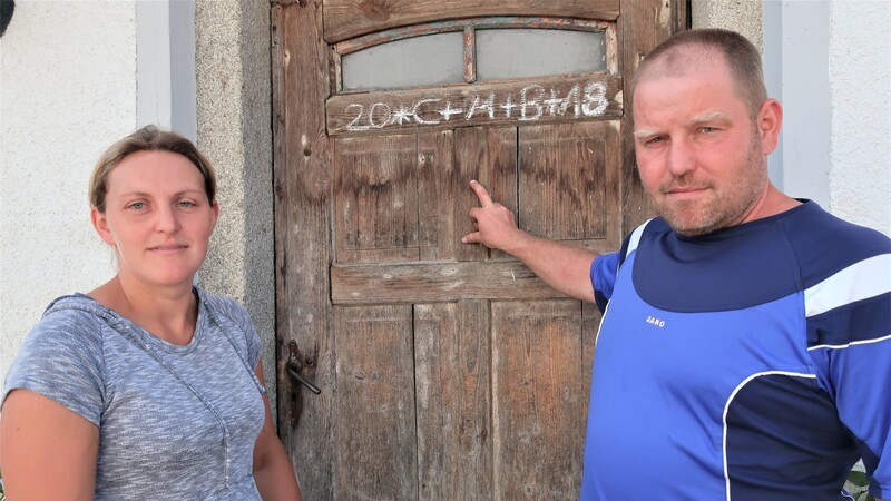 So hoch stand das Wasser im Juni 2013: Herbert Pfeffer zeigt auf die alte Haustüre, in die sich der Wasserstand damals förmlich eingebrannt hat. Er und seine Frau Franziska mussten damals viel aushalten.