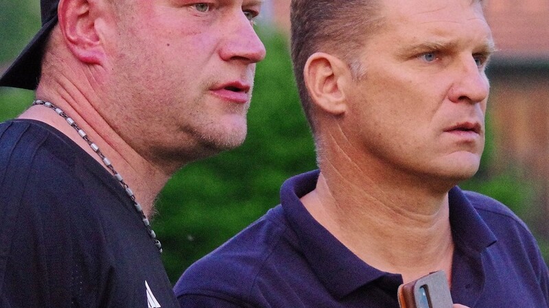 Trainer Dirk Steger (rechts) und sein Co-Trainer Andreas Willam freuen sich auf die kommenden Aufgaben im Dienst der Spielvereinigung Hofdorf.