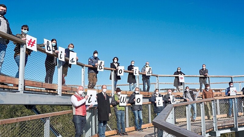 Die Aktionsteilnehmer mit dem Hoffnungs-Motto "Bis boid im Woid" auf der Aussichtsplattform am Waldwipfelweg in Maibrunn.