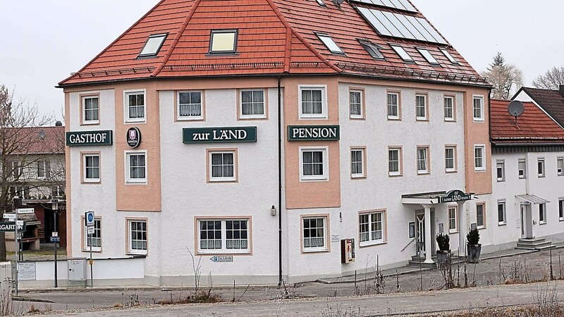 Hauchdünn durchgewunken hat der Bauausschuss am Montagabend den Antrag auf Erweiterung des Hotel-Restaurants "Zur Länd". Der hintere Gebäudeteil kann nun aufgestockt werden.