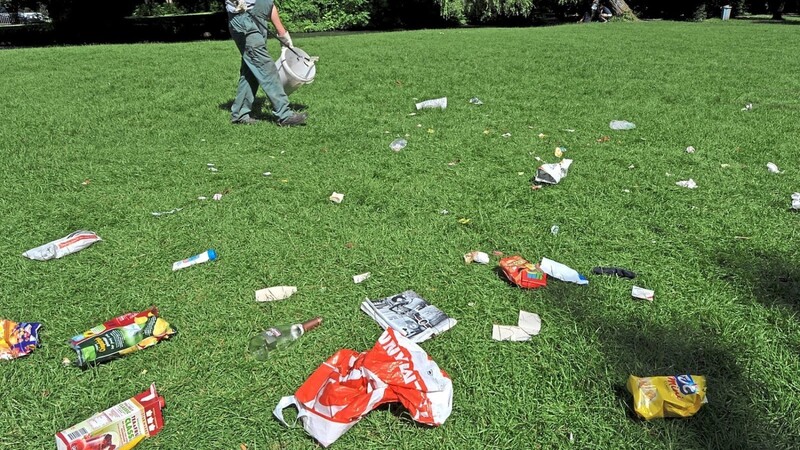 Müll sammeln am Eisbach im Englischen Garten in München. Jeden Tag müssen die Arbeiter stundenlang Party-Überbleibsel wegräumen.