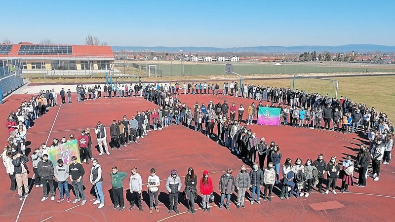 Als Zeichen für den Frieden und gegen den Krieg in der Ukraine bildeten Schüler und Lehrer der Mittelschule Alteglofsheim ein großes Peace-Zeichen auf dem Sportplatz.