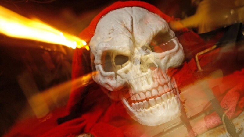 Ein für Halloween kostümierter Schädel liegt auf einer Grubenbahn.