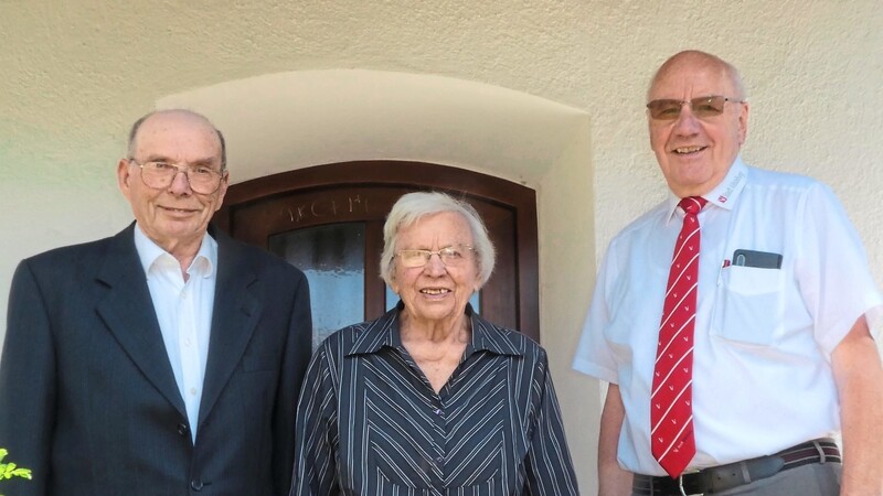 Josef und Theresia Peisl mit Zweitem Bürgermeister und stellvertretendem Landrat Rudolf Lehner.