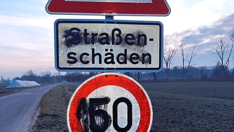 Statt 50 nun 150 km/h? Diese Beispiele zeugen davon, wie stark die Gemeinde Eichendorf vom Verkehrsschilder-Vandalismus betroffen ist. Es handelt sich nicht nur um einen gefährlichen Eingriff in den Straßenverkehr, sondern auch um ein teures Problem zulasten aller Gemeindebürger.
