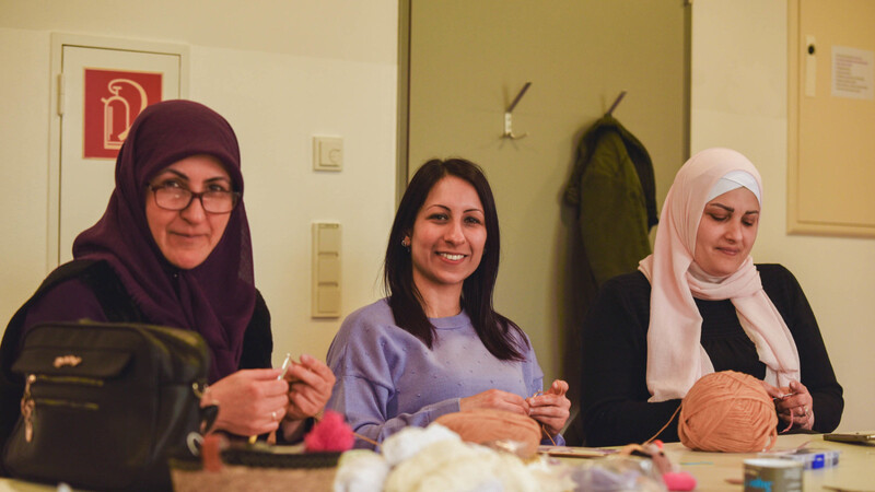 Die Teilnehmerinnen Özay, Emine und Ruba beim ersten Kreativcafé-Treffen (von links)