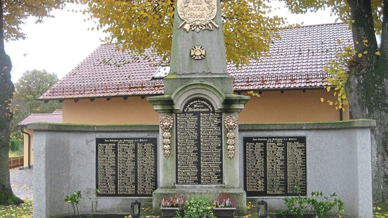 In Ascholtshausen steht ein Obelisk, eingefasst mit zwei Seitenteilen. Die Inschrift "Pro Patria" bedeutet "Für das Vaterland".