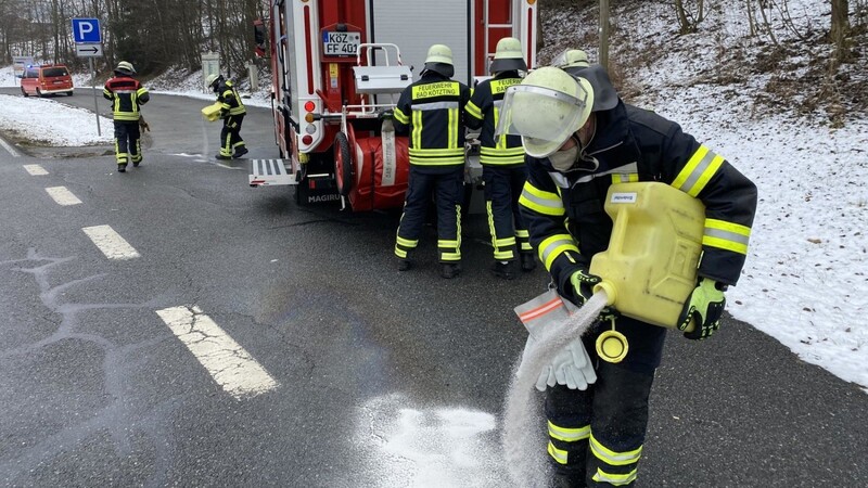 Eine mehr als zwei Kilometer lange Ölspur beschäftige am Mittwochvormittag drei Feuerwehren.