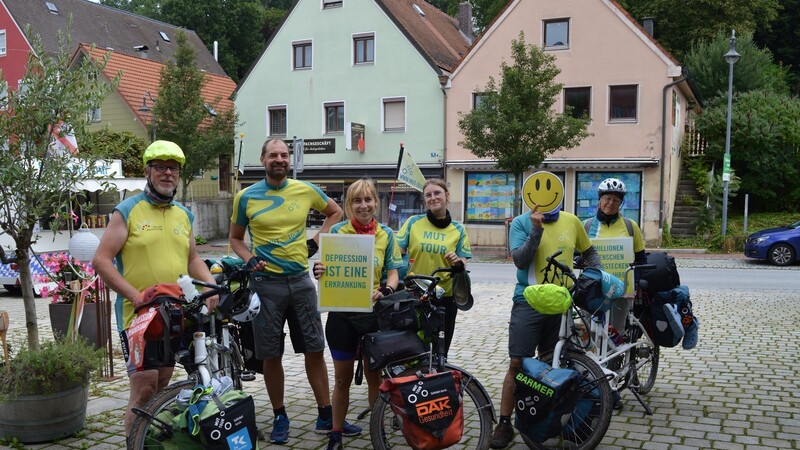 Diese sechs Tandemfahrer sind im Rahmen der MUT-Tour derzeit im Landkreis unterwegs und haben in Rottenburg Station gemacht. Mit dem Smiley auf dem Bild wollen sie alle Betroffenen repräsentieren, die es sich nicht erlauben können, ihre Depression öffentlich zu machen.