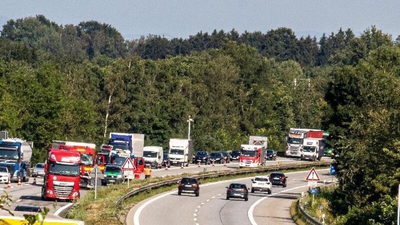 Am Dienstagnachmittag ereignete sich auf der Autobahn A3 zwischen Aicha und Garham in Richtung Regensburg ein schwerer Lkw-Unfall.