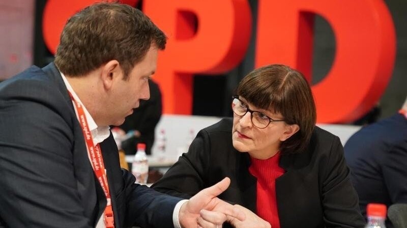 SPD-Generalsekretär Lars Klingbeil bei einem Parteitag 2019 im Gespräch mit Saskia Esken.