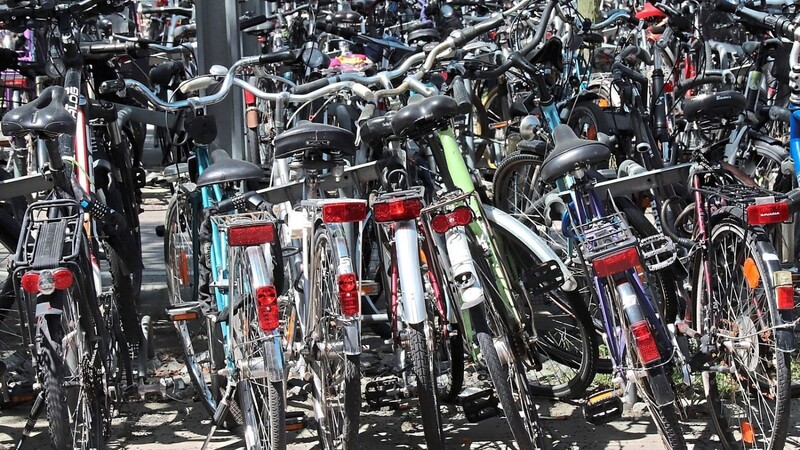 Fahrräder am Hauptbahnhof. Das geplante Fahrradparkhaus wird hier dringend gebraucht.