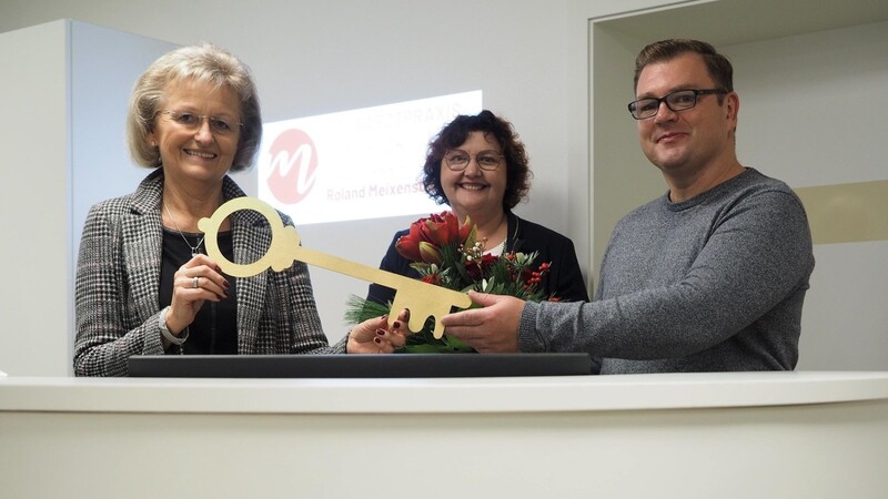 Rosemarie Kaeser (v.li.), Bürgermeisterin Angelika Leitermann und der neue Arzt Dr. Roland Meixensberger.