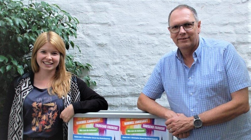 Marlene Schönberger und Herbert Lohmeyer, Vorsitzende des Vereins Queer in Niederbayern, bei der Vorstellung des CSD-Programms.