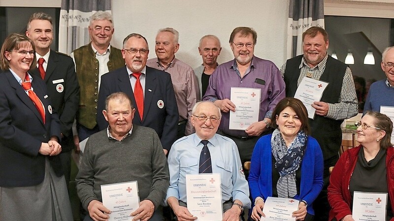 Langjährige Mitglieder der Ortsgruppe wurden mit Urkunden ausgezeichnet.