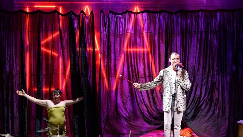 Daniel Schmidt und Andrej Kaminsky in "Baal". Der fehlende Buchstabe in der Leuchtschrift liegt an anderer Stelle auf der Bühne.