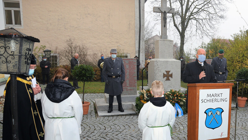 Der Markt Schierling feierte den Volkstrauertag mit Gedenkgottesdienst und Kranzniederlegungen am Kriegerdenkmal.