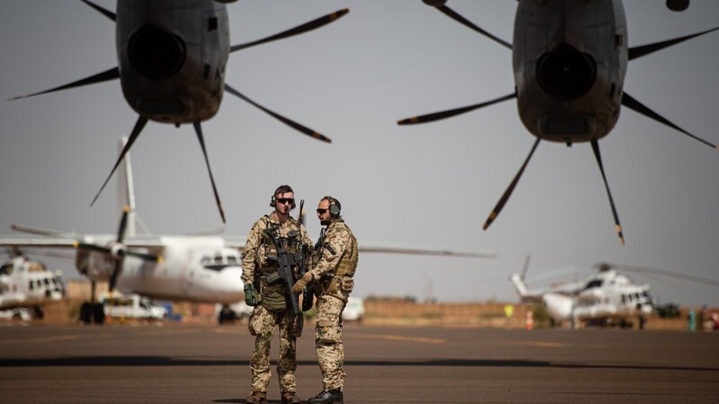 Deutsche Soldaten stehen am Flughafen in der Stadt Gao in Mali und sichern ein Transportflugzeug (Archivfoto). Für den Fall einer Zusammenarbeit von russischen Söldnern mit Mali fordert die Wehrbeauftragte des Bundestages Gespräche über den Sinn und Zweck des Bundeswehr-Einsatzes in dem westafrikanischen Land.