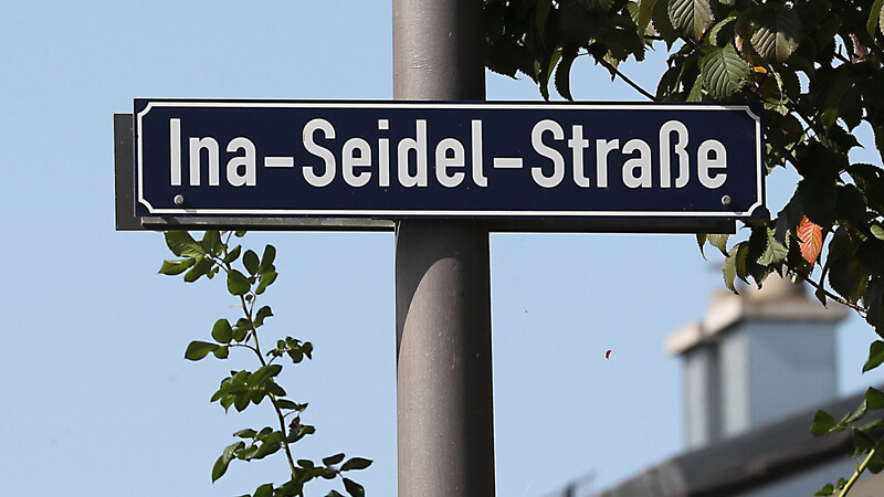 1999 hat sich der Kultursenat dafür ausgesprochen, dass die Straße nach Ina Seidel benannt wird.