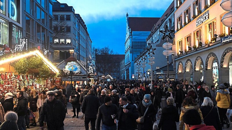 Passanten drängen sich vor Weihnachten beim Einkaufsbummel durch die Münchner Kaufingerstraße