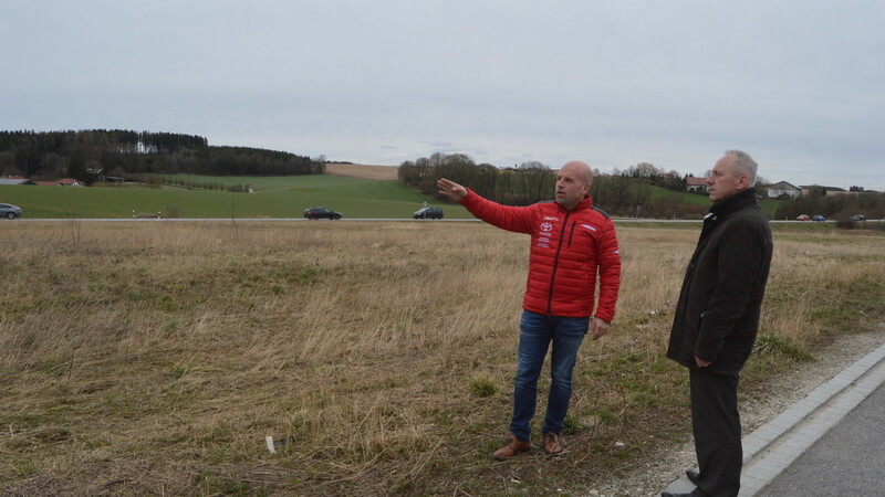 "Auf diesem Gelände bei der B299 wird demnächst die Wasserstofftankstelle entstehen", zeigte Schober (links) dem Bürgermeister.