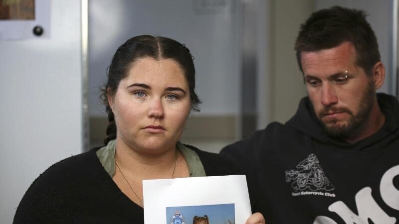 Ellie Smith (l) und ihr Partner Jake Gliddon zeigen ein Foto ihrer vermissten Tochter Cleo in der Nähe von Carnarvon im Bundesstaat Western Australia.