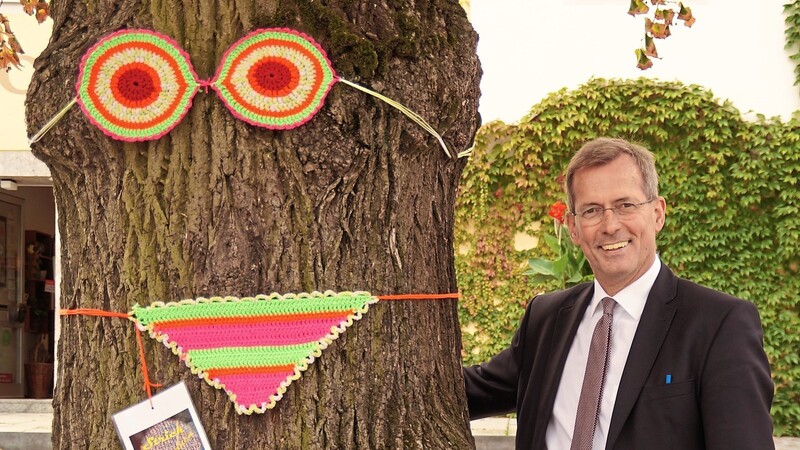 Bürgermeister Helmut Steininger ließ es sich nicht nehmen, seinen Arm um einen der schmucken "Bikini-Bäume" am Marienplatz zu legen.