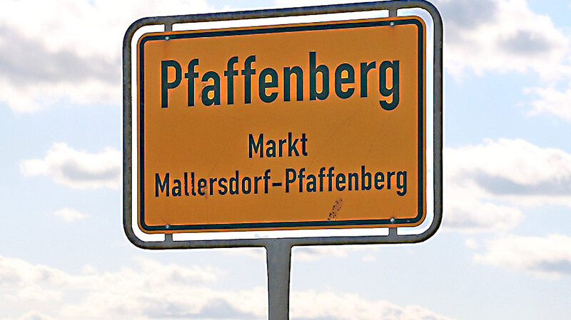 Pfaffenberg hat vermutlich schon seit dem 14. Jahrhundert das Marktrecht. 1972 wurde es mit dem vergleichsweise noch jungen Markt Mallersdorf (Marktrecht ab 1952) zusammengelegt zum Markt Mallersdorf-Pfaffenberg.