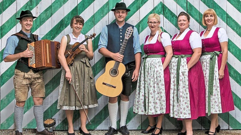 Die Gruppe "VielHarmonie" (l.) und der "Frauengsang Pomp-A-Dur" musizieren heute in Hengersberg.