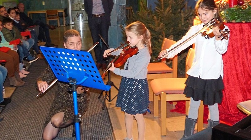 Mutig eröffnete Pauline mit ihrer kleinen Schwester Franziska mit ihren Violinen den Vorspielabend der Kreismusikschule mit ihrem Leiter Andreas Friedländer und der Musiklehrerin Monika Wengenroth.