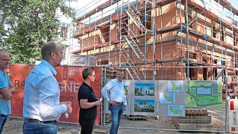 Die Architekten Heiko Bauernfeind und Elisabeth Aumann-Bierl und Bürgermeister Markus Ackermann vor dem Neubau der Kindertagesstätte.