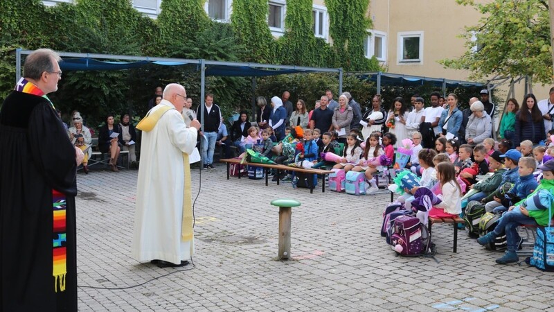 Mit einer kleinen Feier im Schulhof und einer Andacht wurden die Erstklässler an der Chamer Grundschule empfangen.
