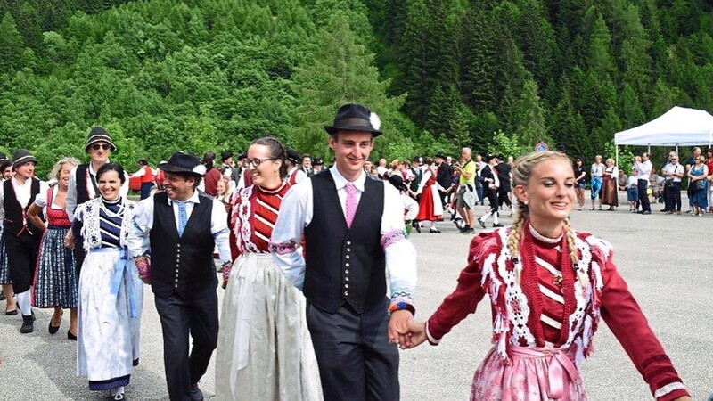 Diese Folkloretanzgruppe aus einer zimbrischen Sprachinsel Oberitaliens wird im Veldener Schulhof auftreten.
