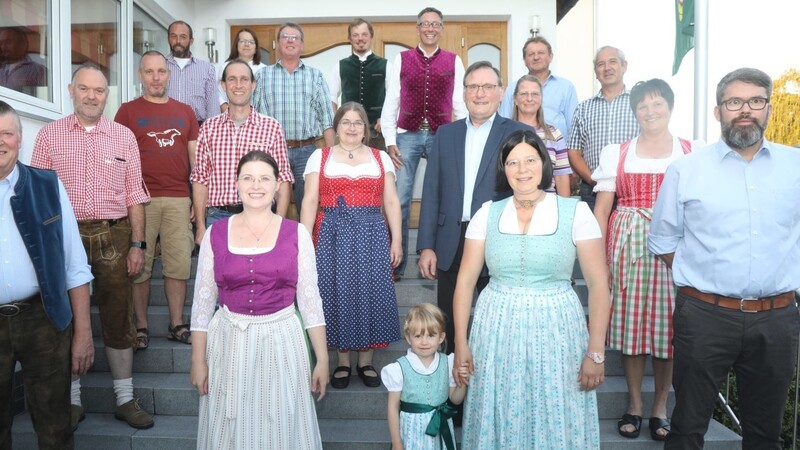 Die neugewählte Vorstandschaft des Vilsheimer Heimat- und Volkstrachtenerhaltungsverein "Dö zünftig'n Vilstaler" mit Bürgermeister Georg Spornraft-Penker.