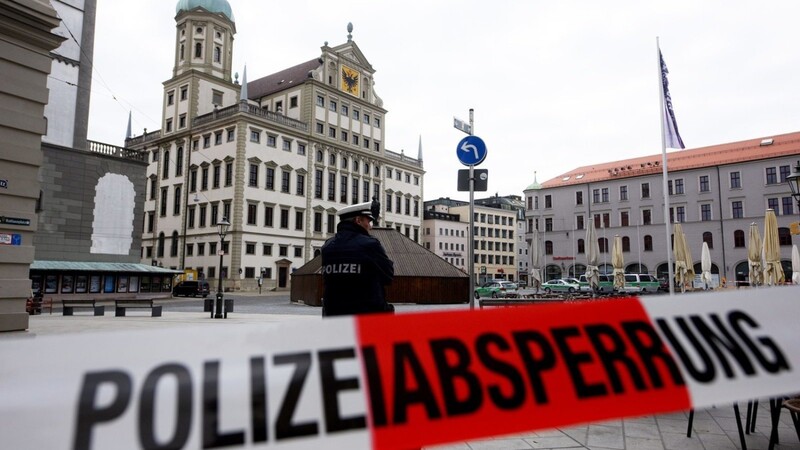 Das Augsburger Rathaus musste am Dienstagmorgen abgesperrt werden. Auch in anderen deutschen Städten gingen Drohungen ein.