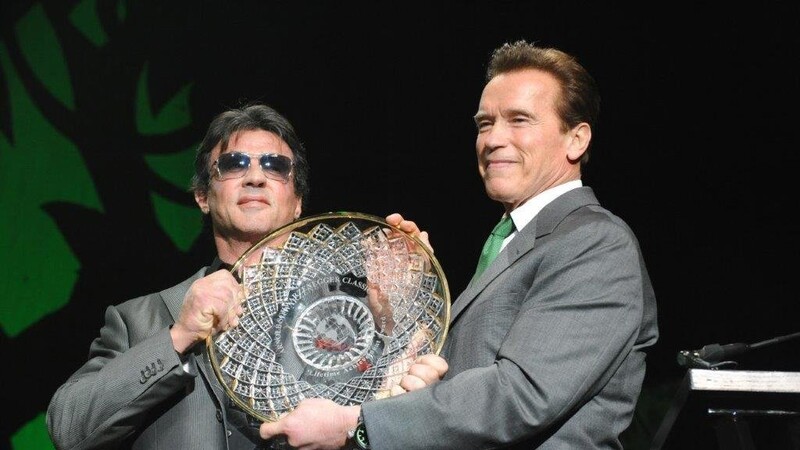 Arnold Schwarzenegger überreicht den "Lifetime Achievement Award" an Sylvester Stallone.