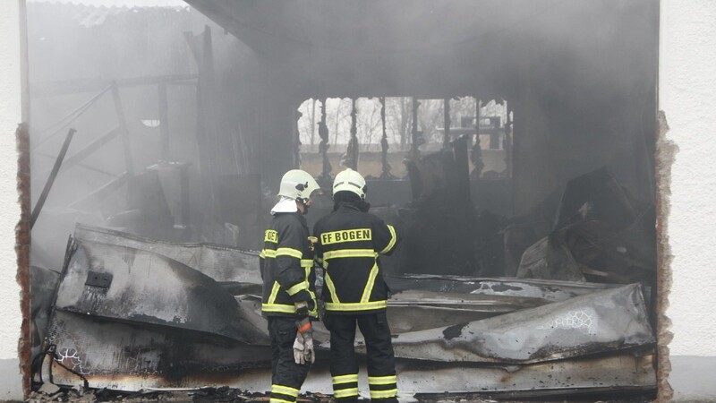 Löscharbeiten nach einem Brand einer Halle in Bärndorf am 9. März
