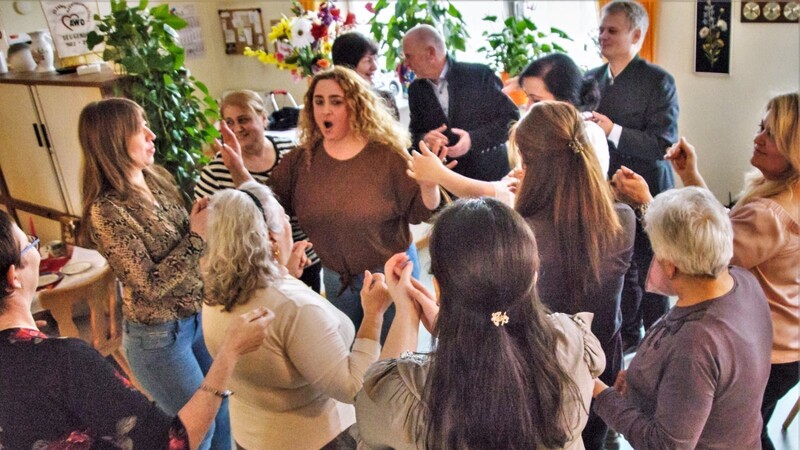 Fröhlich, laut und bunt ging es beim internationalen Frauencafé zu. Nicht nur die deutsch-türkische Frauengruppe Metten brachte mit ihrem Volkstanz Bewegung in die AWO-Tagesstätte.